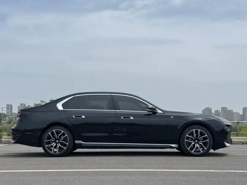 2023 BMW 7 Series 735Li M Sport Package — миниатюра 8