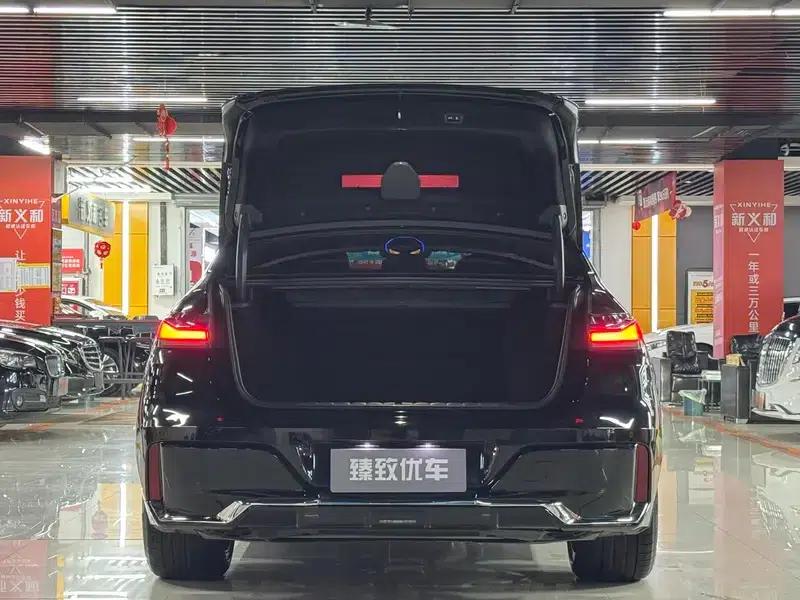2023 BMW 7 Series 735Li M Sport Package — миниатюра 10
