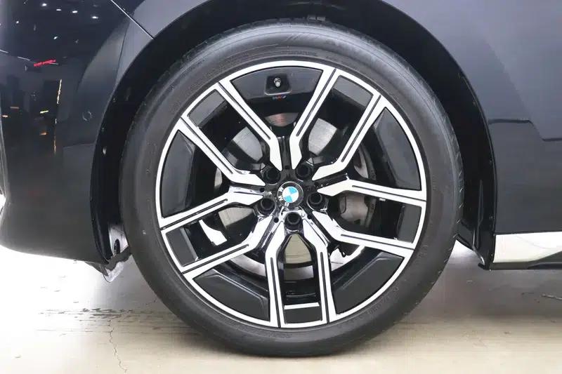 2023 BMW 7 Series 735Li M Sport Package — миниатюра 17