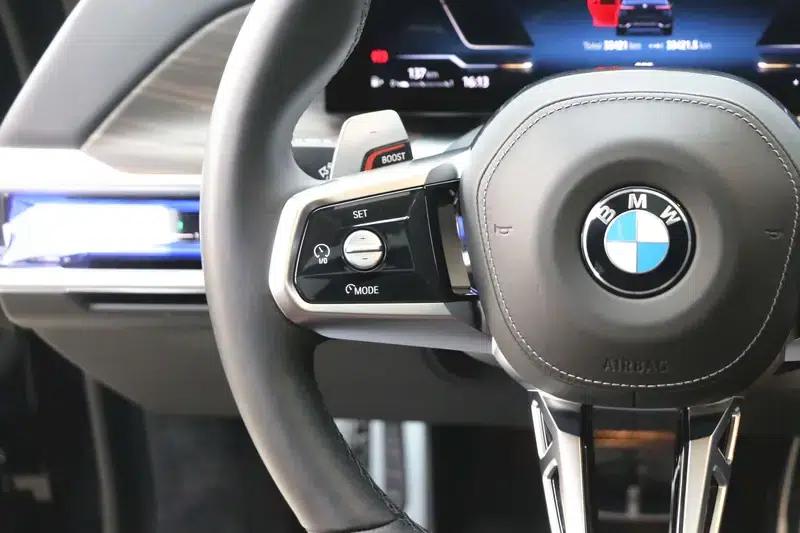2023 BMW 7 Series 735Li M Sport Package — миниатюра 24