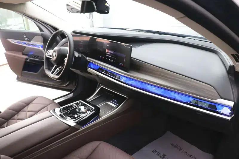 2023 BMW 7 Series 735Li M Sport Package — миниатюра 26