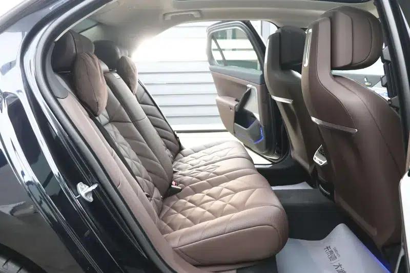 2023 BMW 7 Series 735Li M Sport Package — миниатюра 32