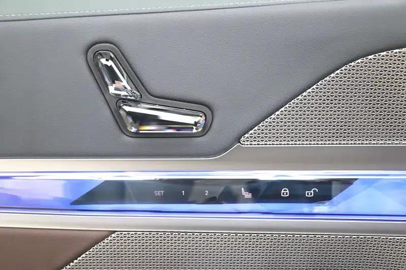 2023 BMW 7 Series 735Li M Sport Package — миниатюра 9