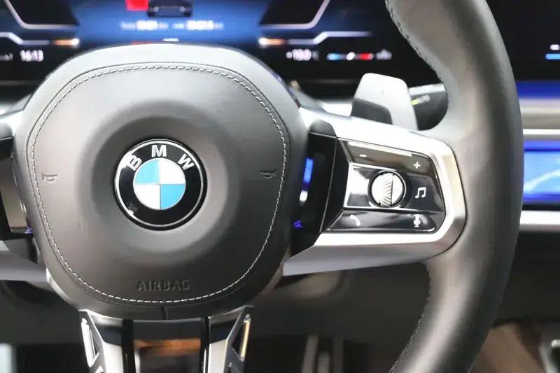 2023 BMW 7 Series 735Li M Sport Package — миниатюра 10
