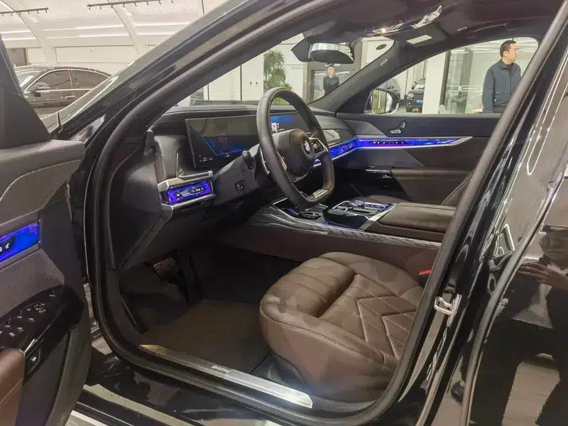 2023 BMW 7 Series 740Li Luxury M Sport Package — миниатюра 17