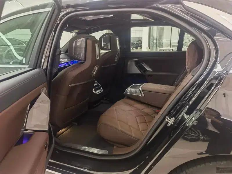 2023 BMW 7 Series 740Li Luxury M Sport Package — миниатюра 18