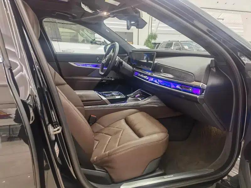 2023 BMW 7 Series 740Li Luxury M Sport Package — миниатюра 9