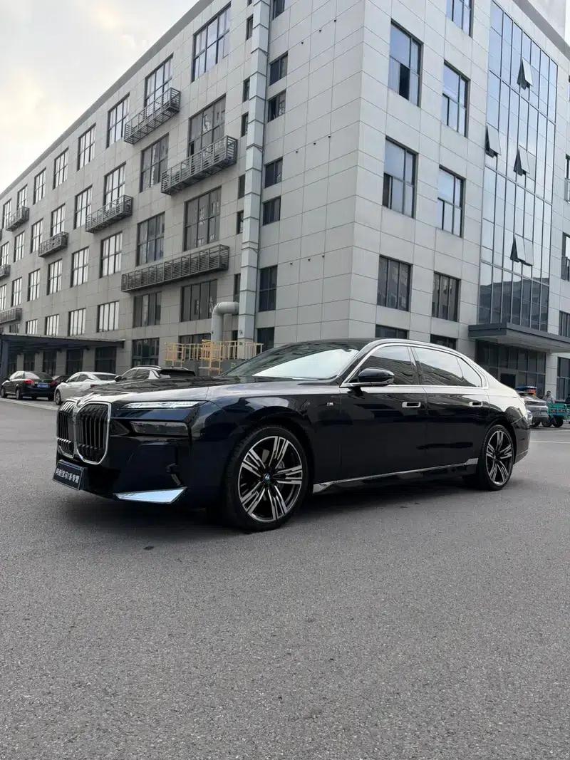 2023 BMW 7 Series 740Li Leading Edition M Sport Package — миниатюра 1
