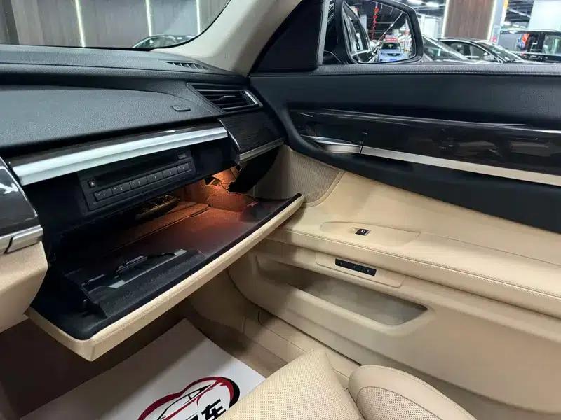 2011 BMW 7 Series 730Li Elegant Edition — миниатюра 12
