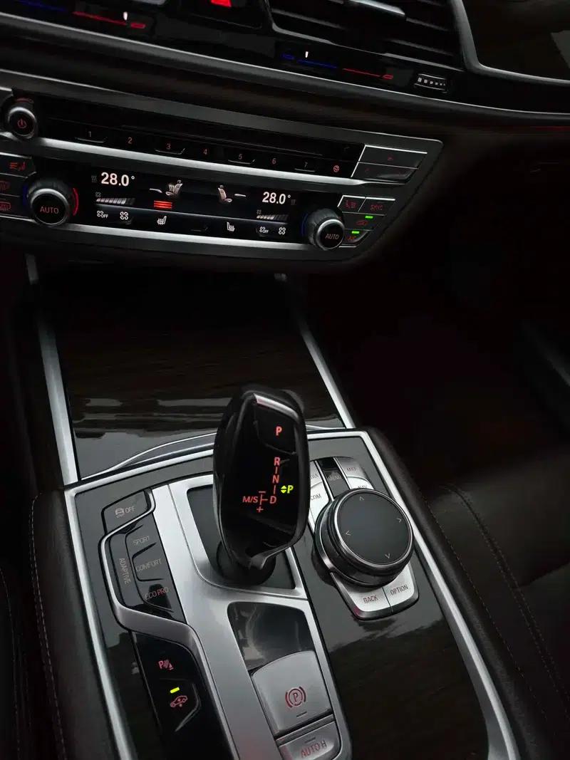2016 BMW 7 Series 730Li Leading Edition — миниатюра 8