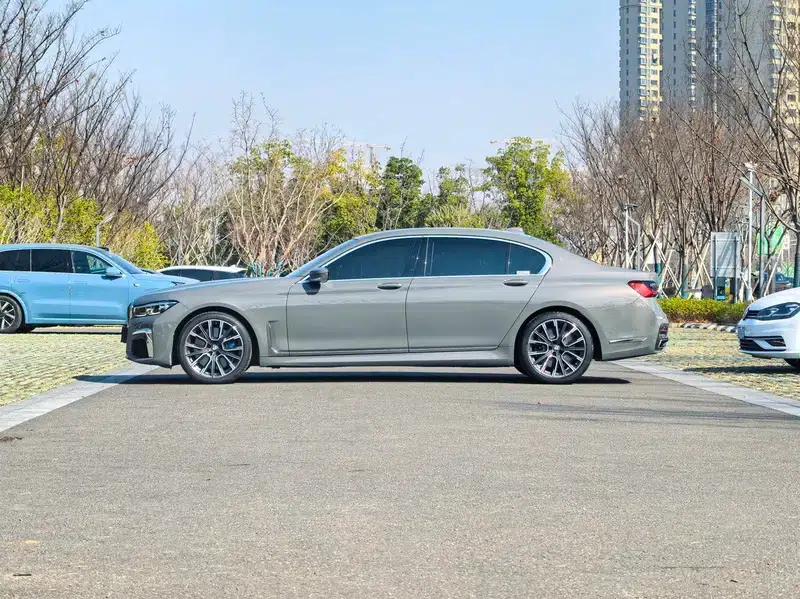 2021 BMW 7 Series 740Li Leading Edition M Sport Package — миниатюра 3