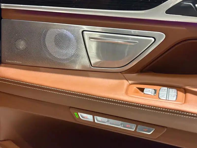 2017 BMW 7 Series M760Li xDrive — миниатюра 10