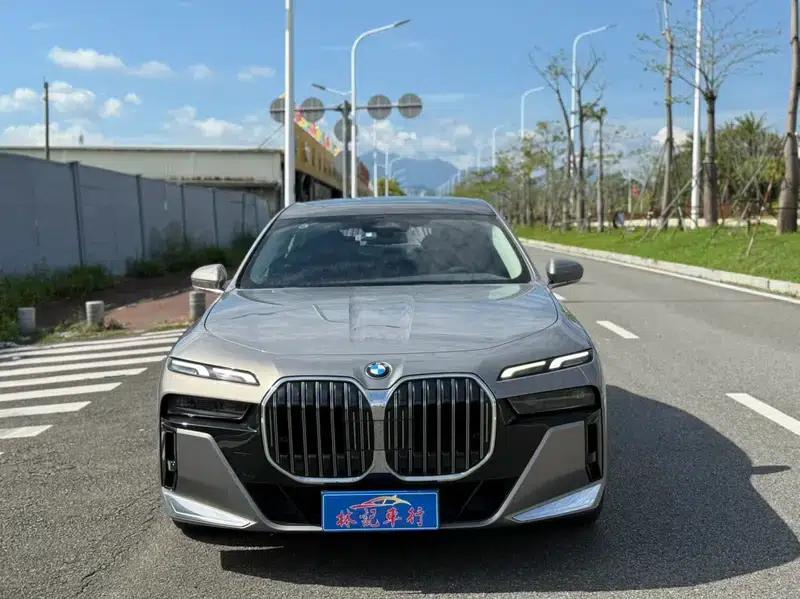2023 BMW 7 Series 735Li M Sport Package — миниатюра 2