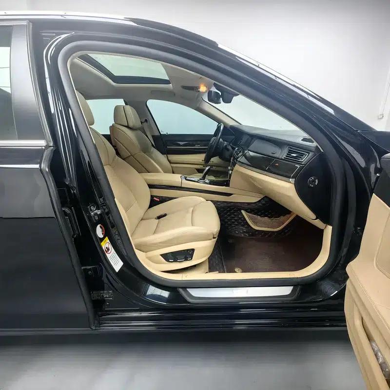 BMW 7 Series 2009 740Li Luxury — миниатюра 7