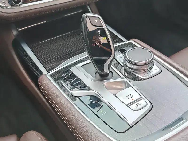 2018 BMW 7 Series 730Li Leading Edition M Sport Package — миниатюра 21