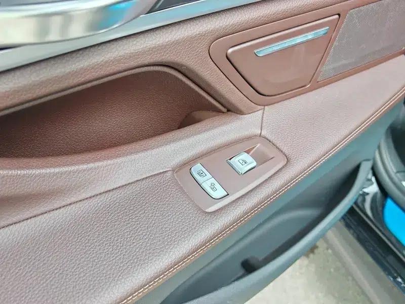 2018 BMW 7 Series 730Li Leading Edition M Sport Package — миниатюра 28