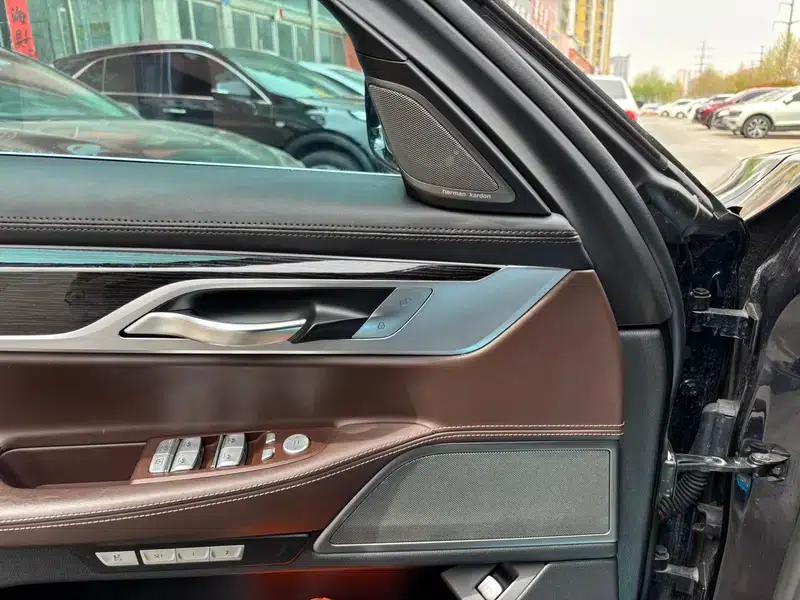 2018 BMW 7 Series 730Li Luxury M Sport Package — миниатюра 8