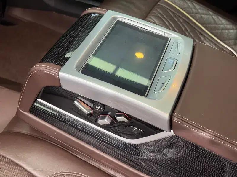 2021 BMW 7 Series 740Li Leading Edition M Sport Package — миниатюра 12