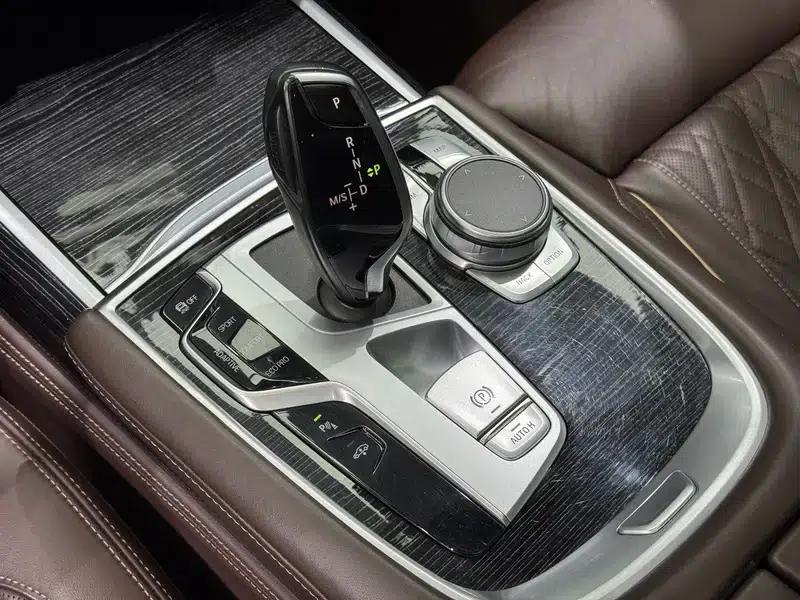 2021 BMW 7 Series 740Li Leading Edition M Sport Package — миниатюра 17