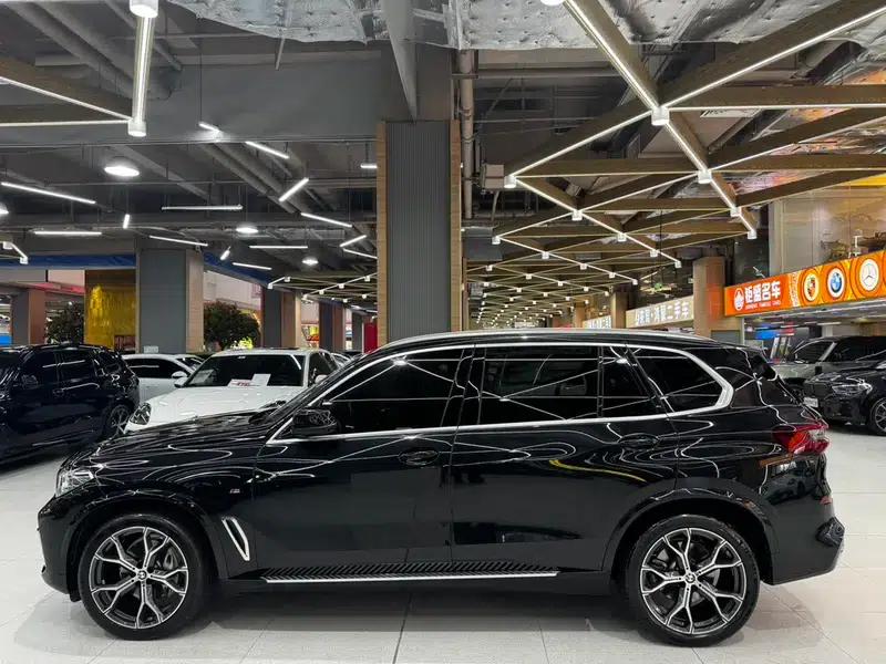 BMW X5 2022 xDrive 40Li M Sport Package — миниатюра 3