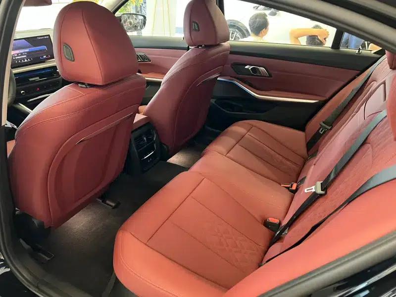 BMW i3 2025 eDrive40L Shadow Edition — миниатюра 13