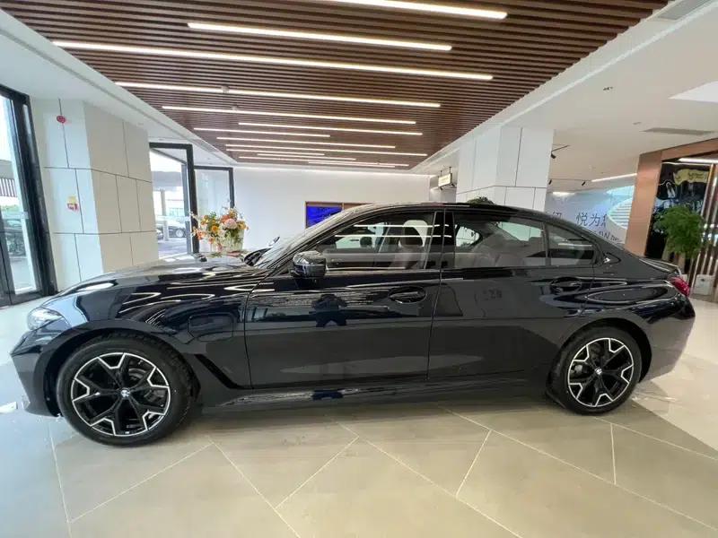 BMW i3 2025 eDrive40L Shadow Edition — миниатюра 3