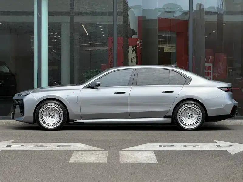 BMW i7 2023 eDrive50L Leading M Sport Package — миниатюра 3