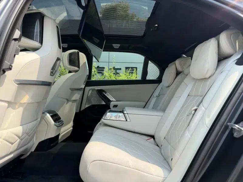 2023 BMW i7 xDrive60L M Sport Package — миниатюра 11