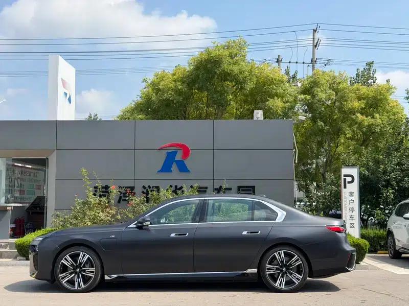 2023 BMW i7 xDrive60L M Sport Package — миниатюра 3