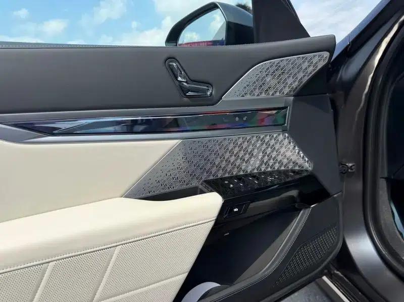 2023 BMW i7 xDrive60L M Sport Package — миниатюра 6