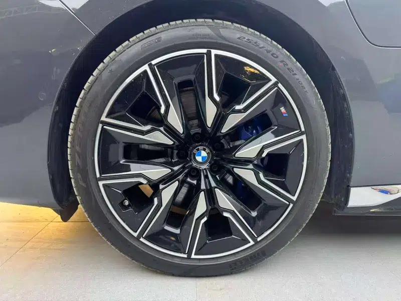 BMW i7 2023 M70L xDrive — миниатюра 6