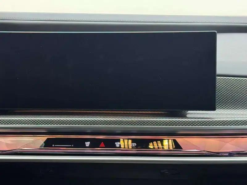 BMW i7 2023 M70L xDrive — миниатюра 8