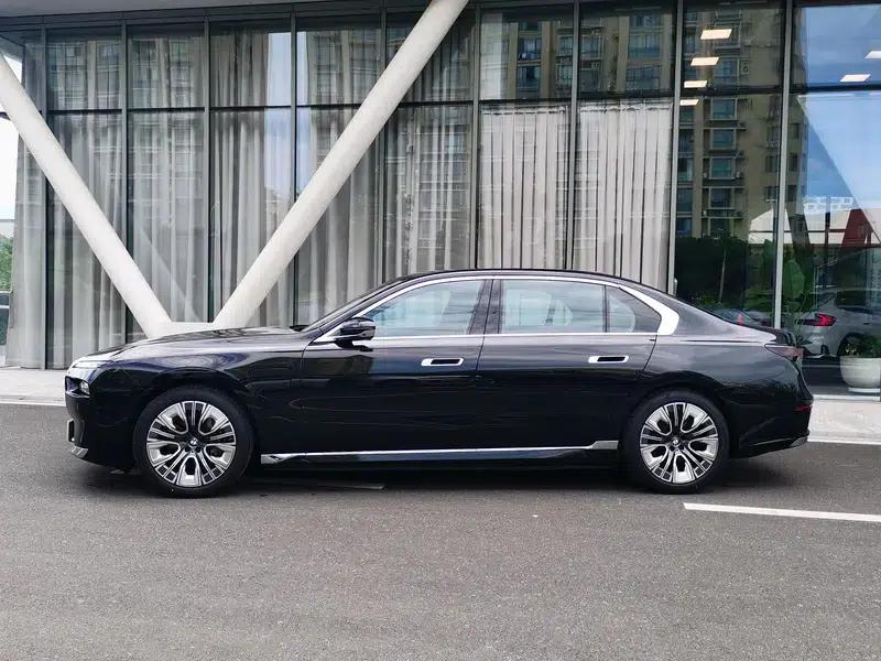 BMW i7 2023 eDrive50L Leading Luxury Package — миниатюра 3