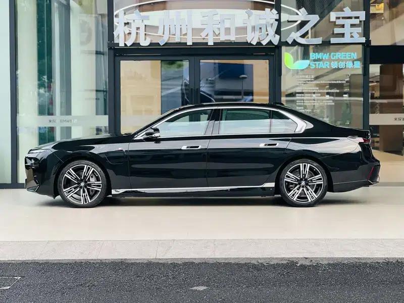 BMW i7 2023 xDrive60L Luxury Package — миниатюра 3