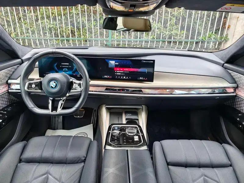 BMW i7 2023 M70L xDrive — миниатюра 14
