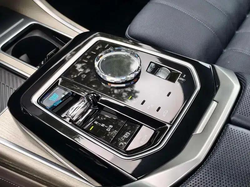 BMW i7 2023 M70L xDrive — миниатюра 17
