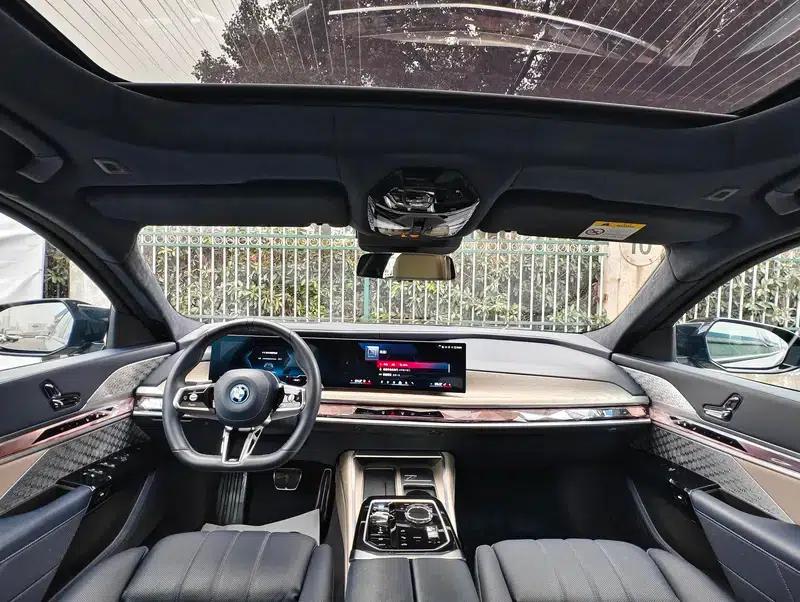 BMW i7 2023 M70L xDrive — миниатюра 20