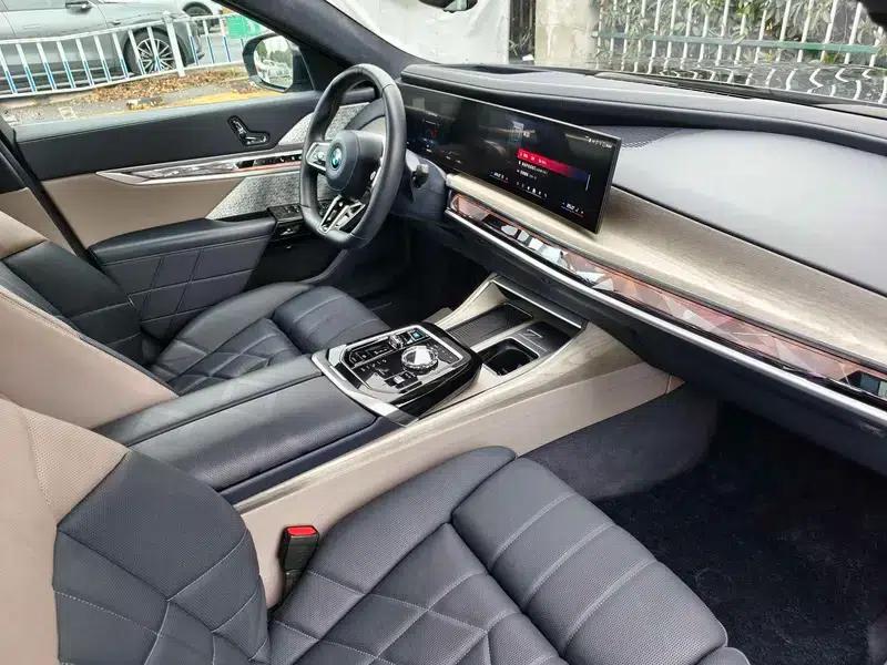 BMW i7 2023 M70L xDrive — миниатюра 21