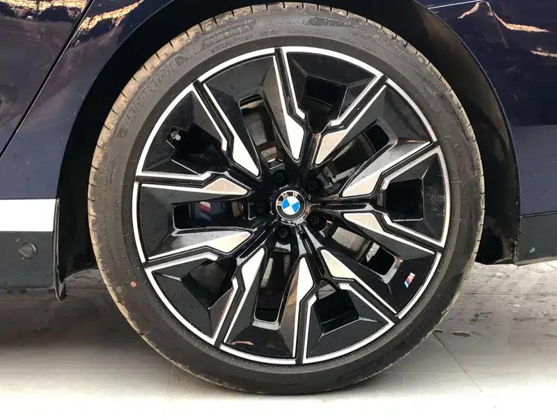 BMW i7 2023 M70L xDrive — миниатюра 6