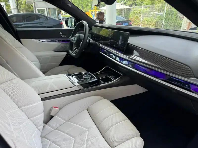 BMW i7 2023 M70L xDrive — миниатюра 19