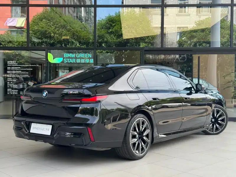 BMW i7 2023 M70L xDrive — миниатюра 5