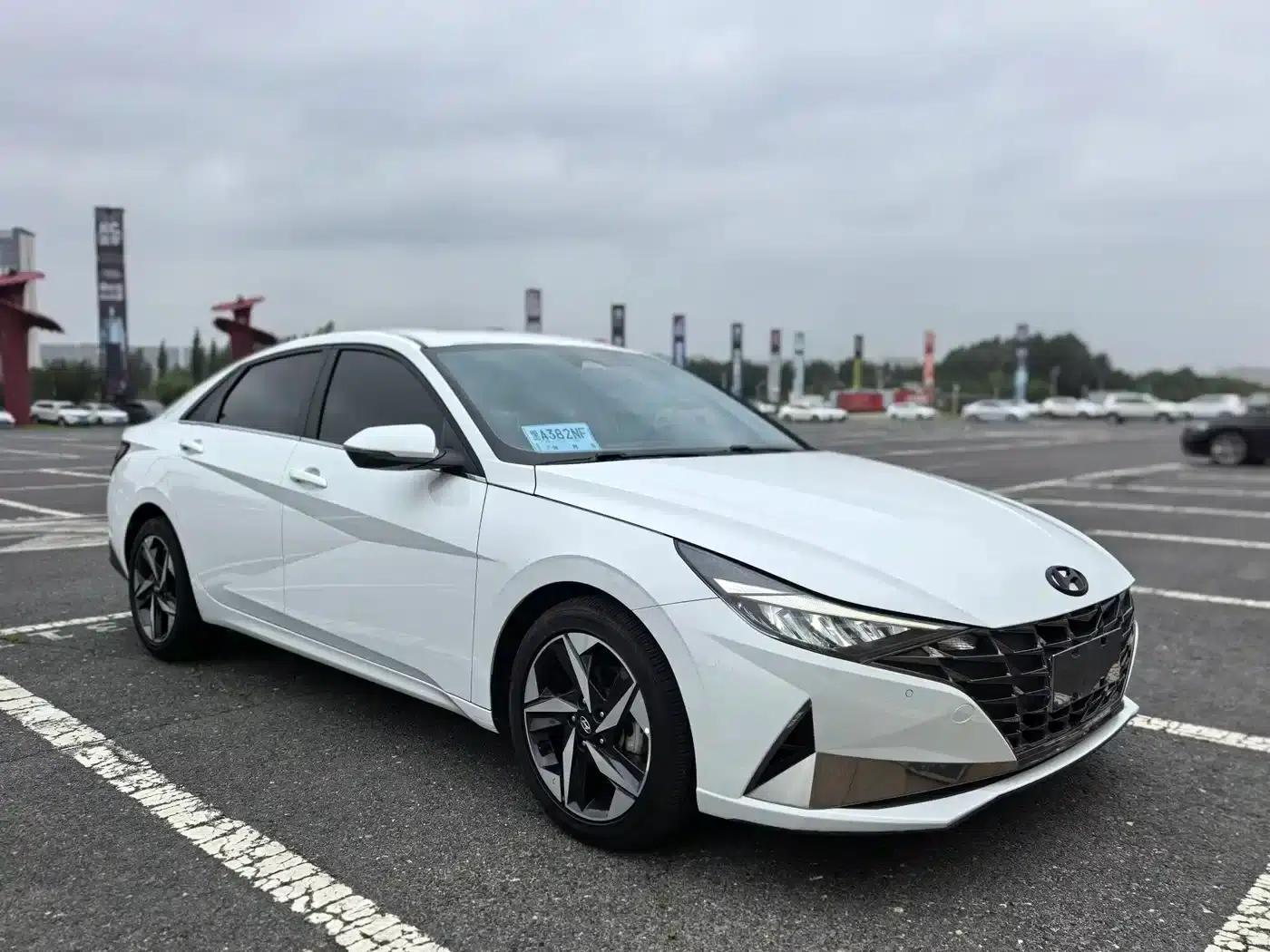 Hyundai Elantra 2022 1.5L CVT LUX Premium Edition — миниатюра 3
