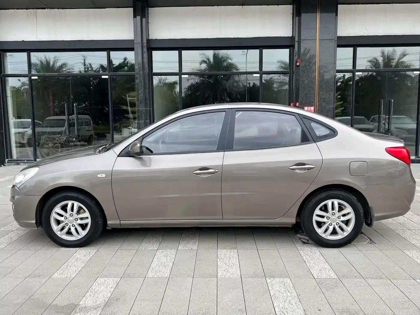 Hyundai Elantra 2011 1.6L Manual Deluxe Edition — миниатюра 5