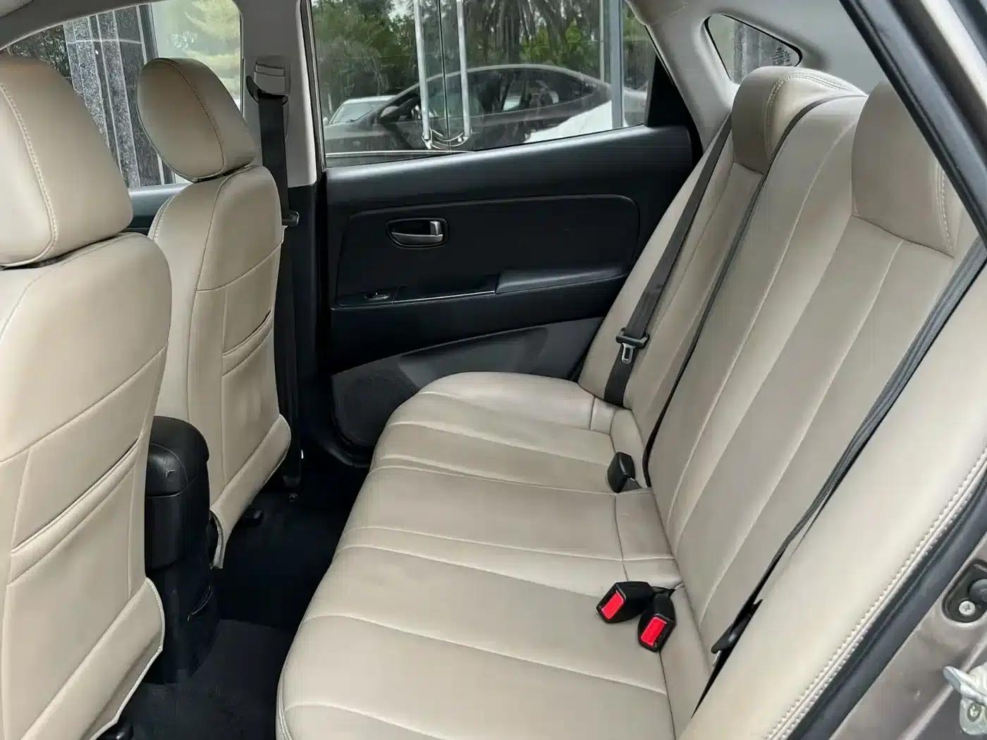 Hyundai Elantra 2011 1.6L Manual Deluxe Edition — миниатюра 9