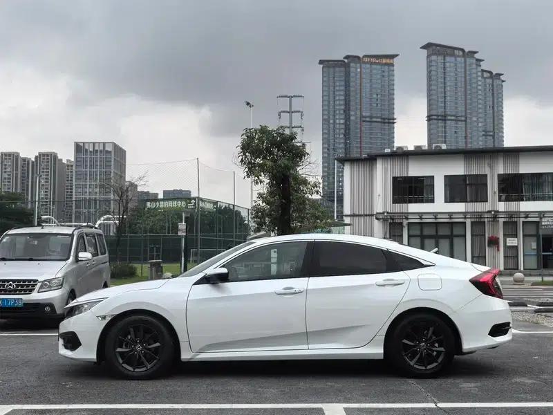 2016 Civic 220TURBO CVT Luxury Edition — миниатюра 4