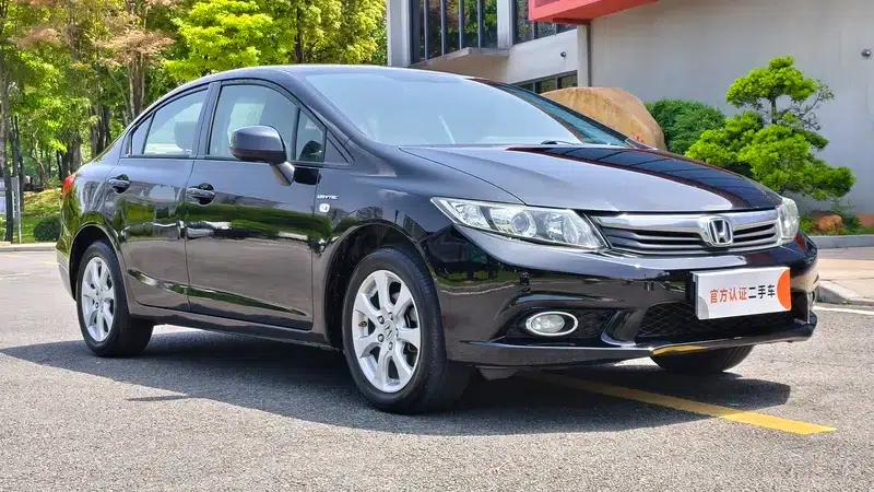 Civic 2013 10th Anniversary Edition 1.8L Automatic Comfort Version — миниатюра 3