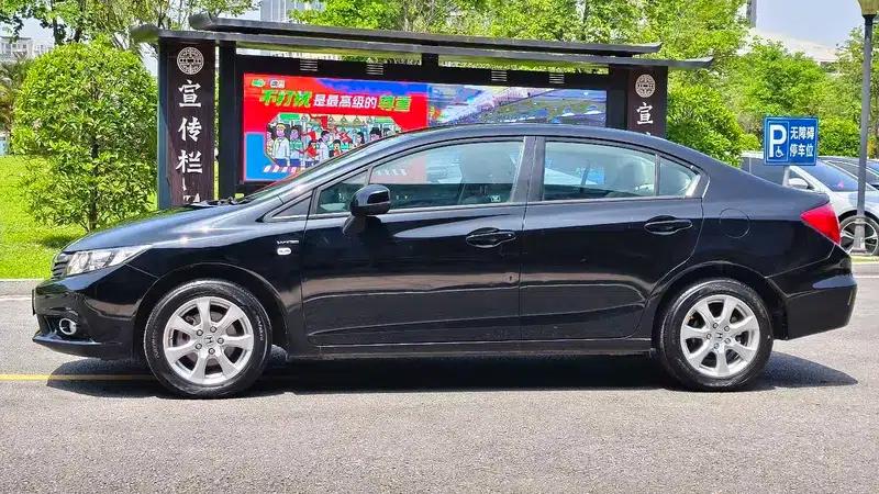 Civic 2013 10th Anniversary Edition 1.8L Automatic Comfort Version — миниатюра 4