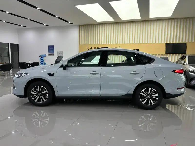Qin PLUS DM 2026 DM-i 210KM Superior Edition — миниатюра 4