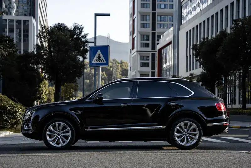 Bentayga 2016 6.0T First Edition Limited Edition — миниатюра 3
