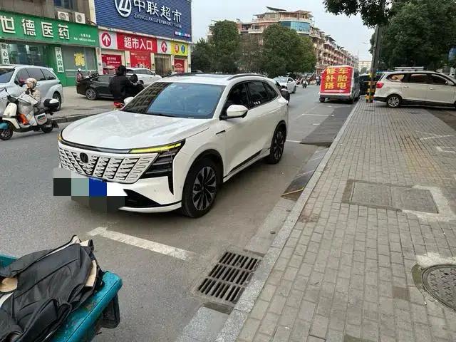 Changan CS75 PLUS 2025 Fourth Generation Ultra 2.0T New Blue Whale Smart Engine Edition — миниатюра 1